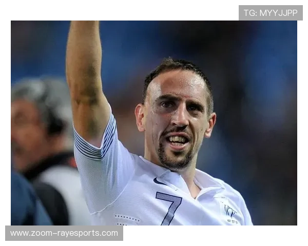 足球巨星潮流穿搭迷彩服造型集锦展现个性与力量